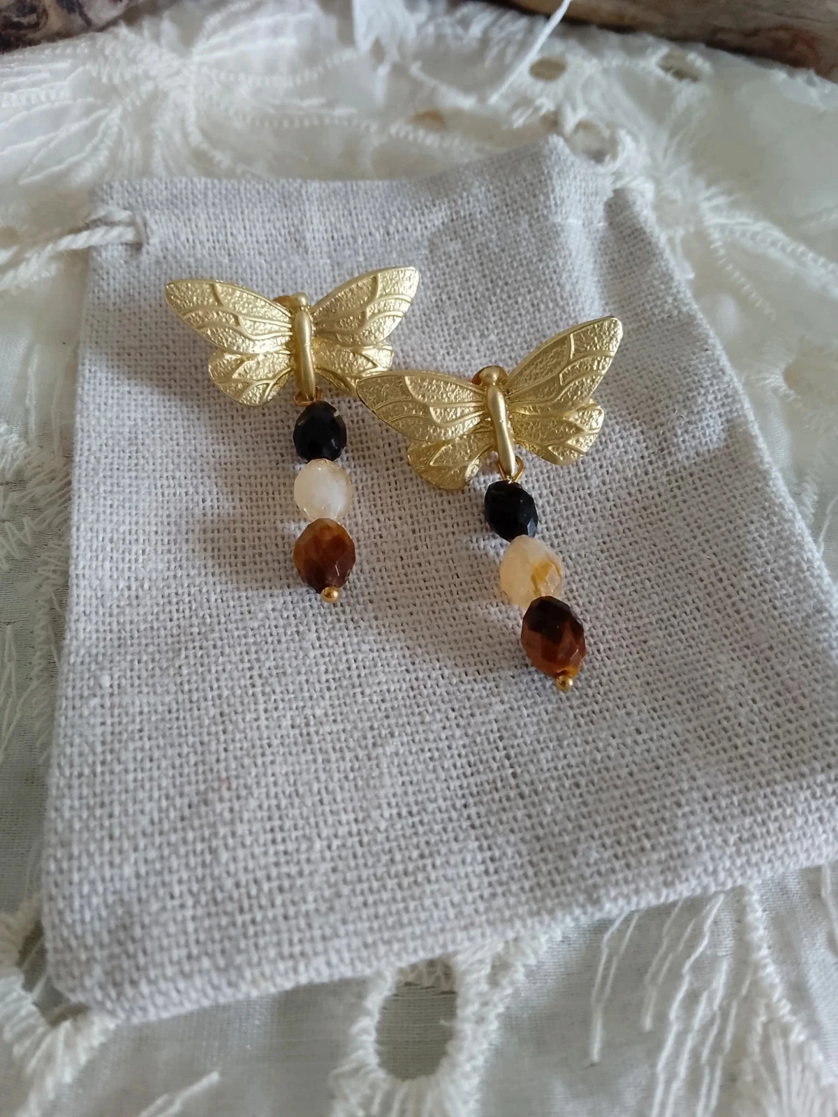 Boucles d'oreilles bohèmes papillons dorés et pierres naturelles – photo 4